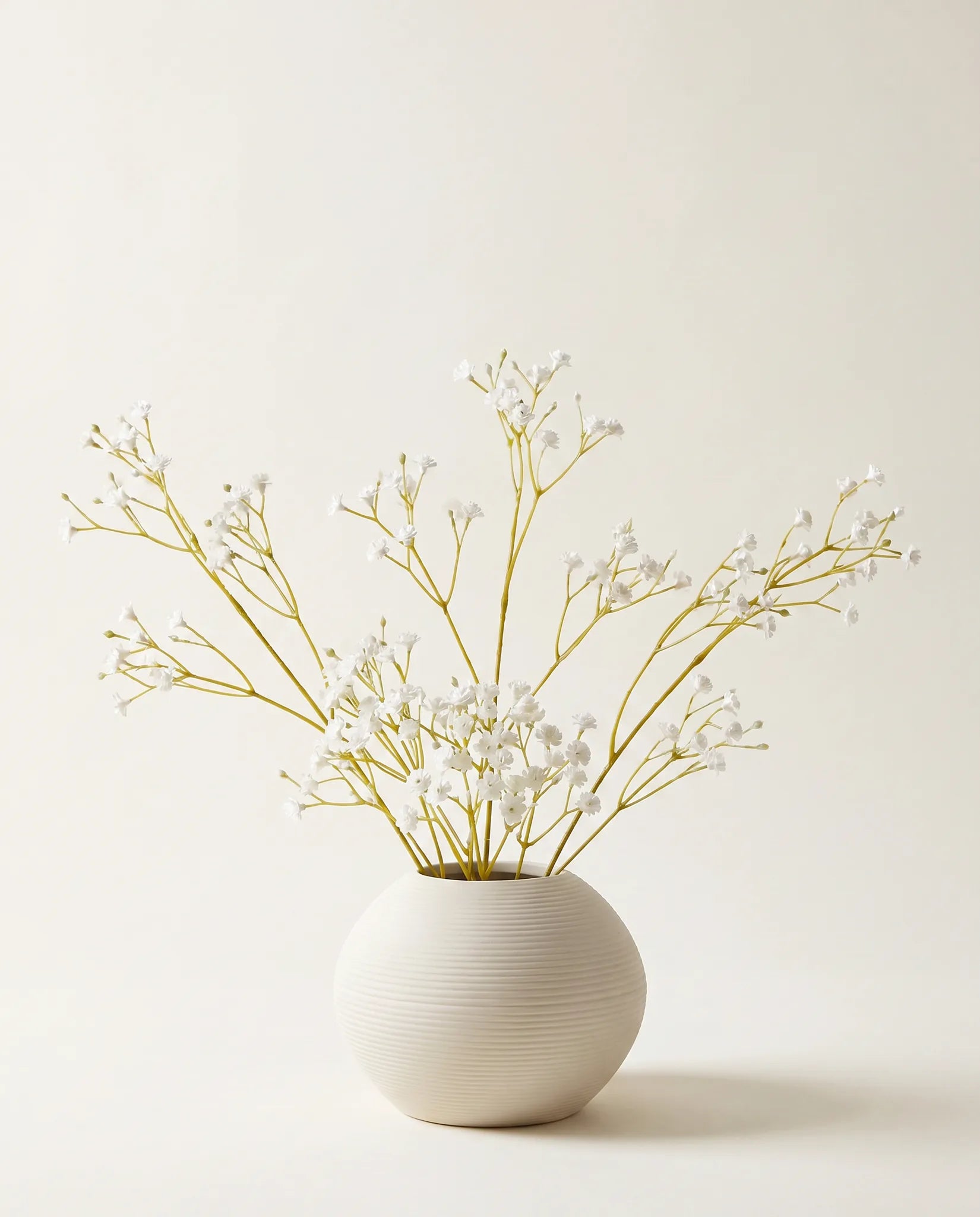 Bouquet artificiel de gypsophile blanche, nuage léger en gros plan