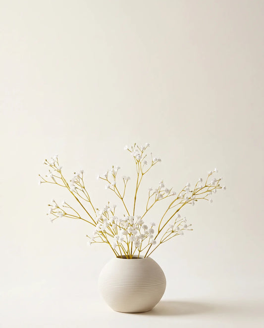 Bouquet de gypsophile artificielle blanche dans un vase en céramique