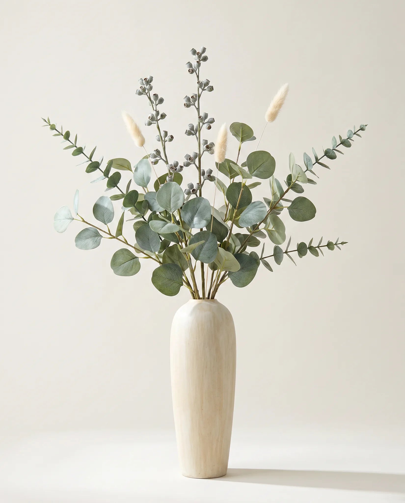 Feuillage artificiel d'eucalyptus et lagurus vert-gris en gros plan