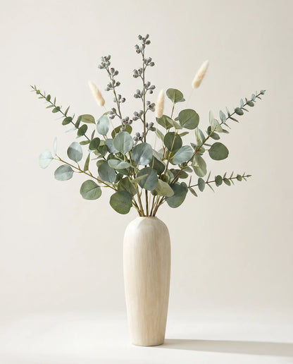 Vase céramique crème cannelé avec feuillage d'eucalyptus et lagurus vert-gris artificiel