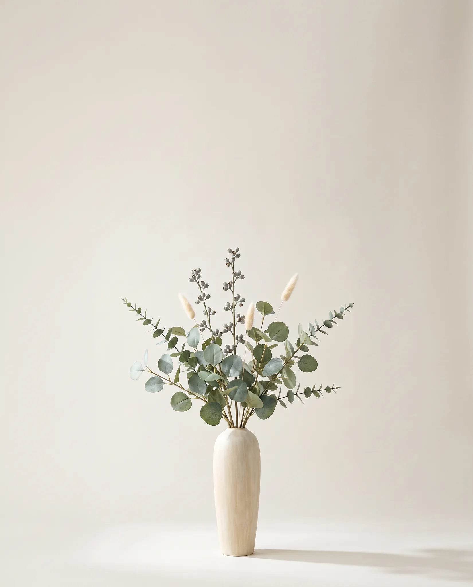 Feuillage artificiel d'eucalyptus et lagurus dans un vase en céramique