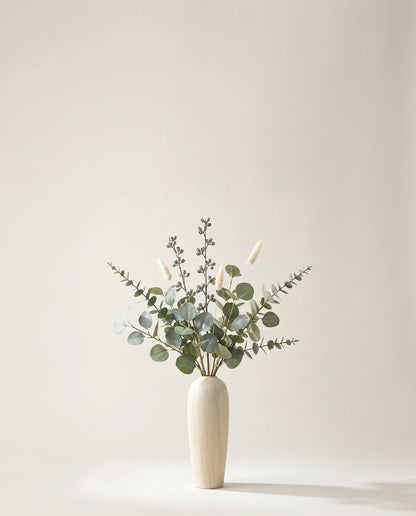 Feuillage artificiel d'eucalyptus et lagurus dans un vase en céramique