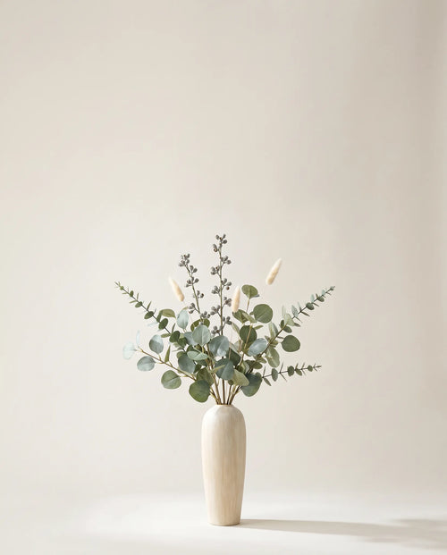 Feuillage artificiel d'eucalyptus et lagurus dans un vase en céramique