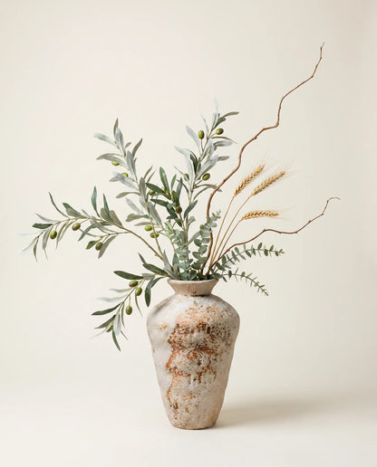 Branchage artificiel de saule, olivier et eucalyptus vert-olive et doré en gros plan