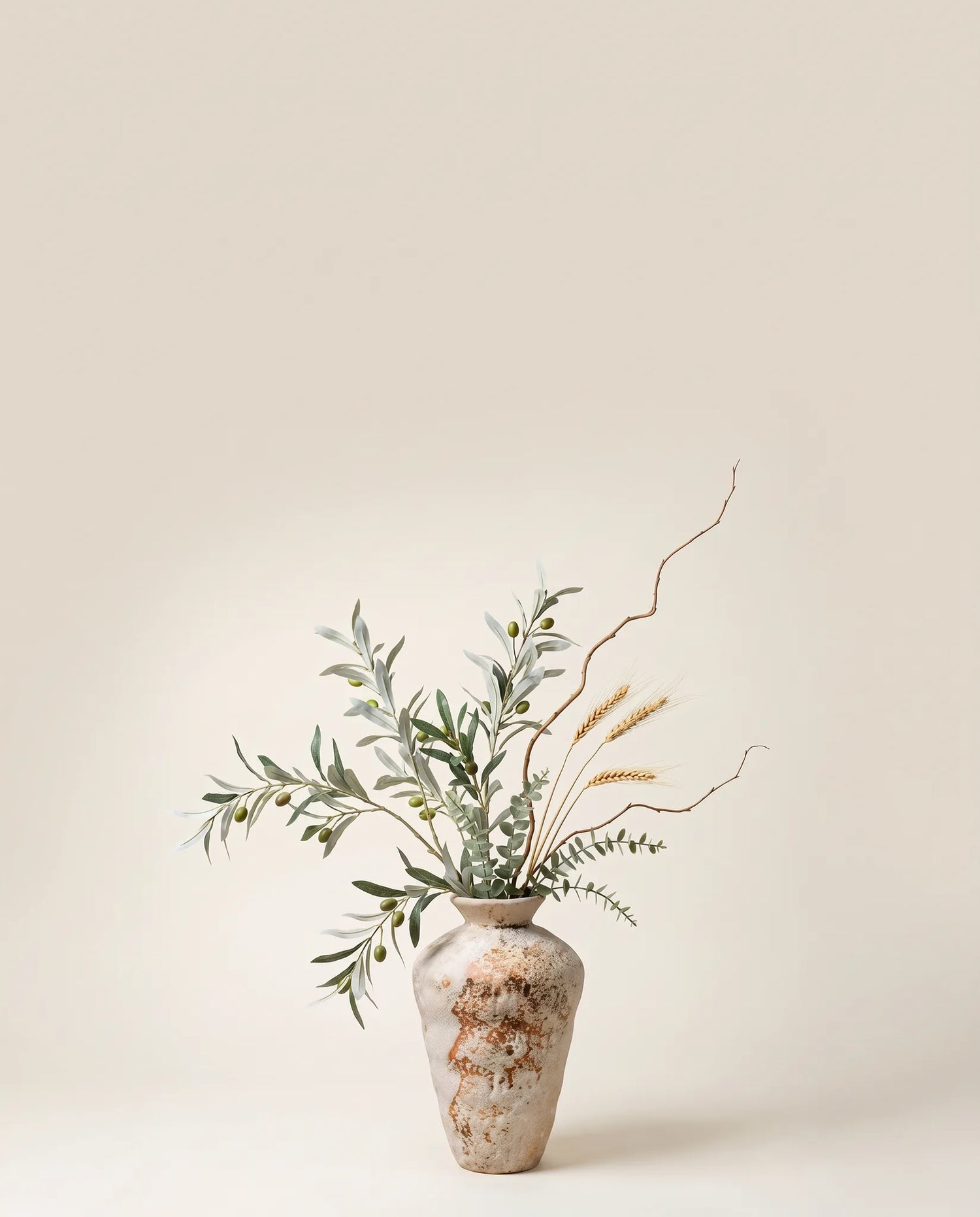 Branchage artificiel de saule, olivier et eucalyptus vert-olive et doré dans un vase en céramique