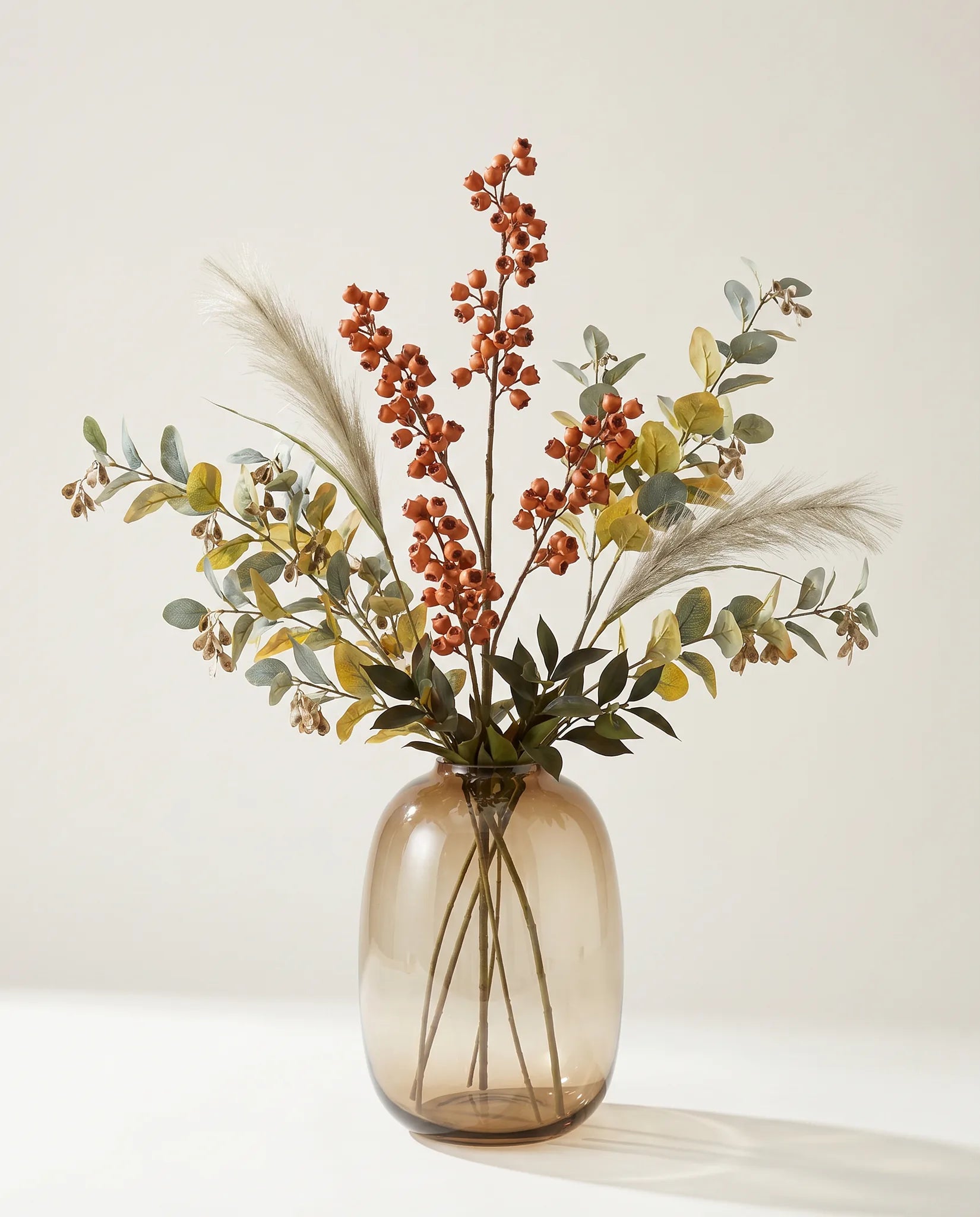 Feuillage artificiel de clochettes, eucalyptus et ruscus rouille et vert en gros plan