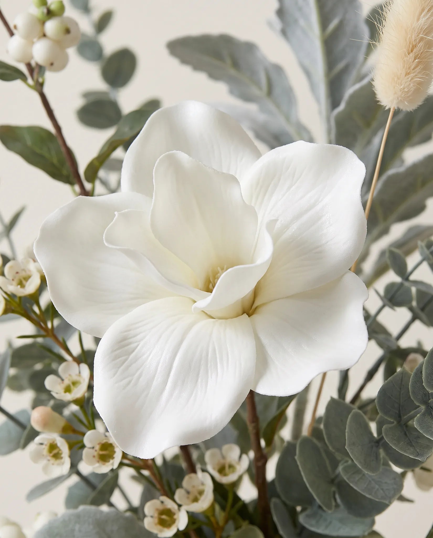 Gros plan sur la fleur de cire artificielle de « Jardin Givré »