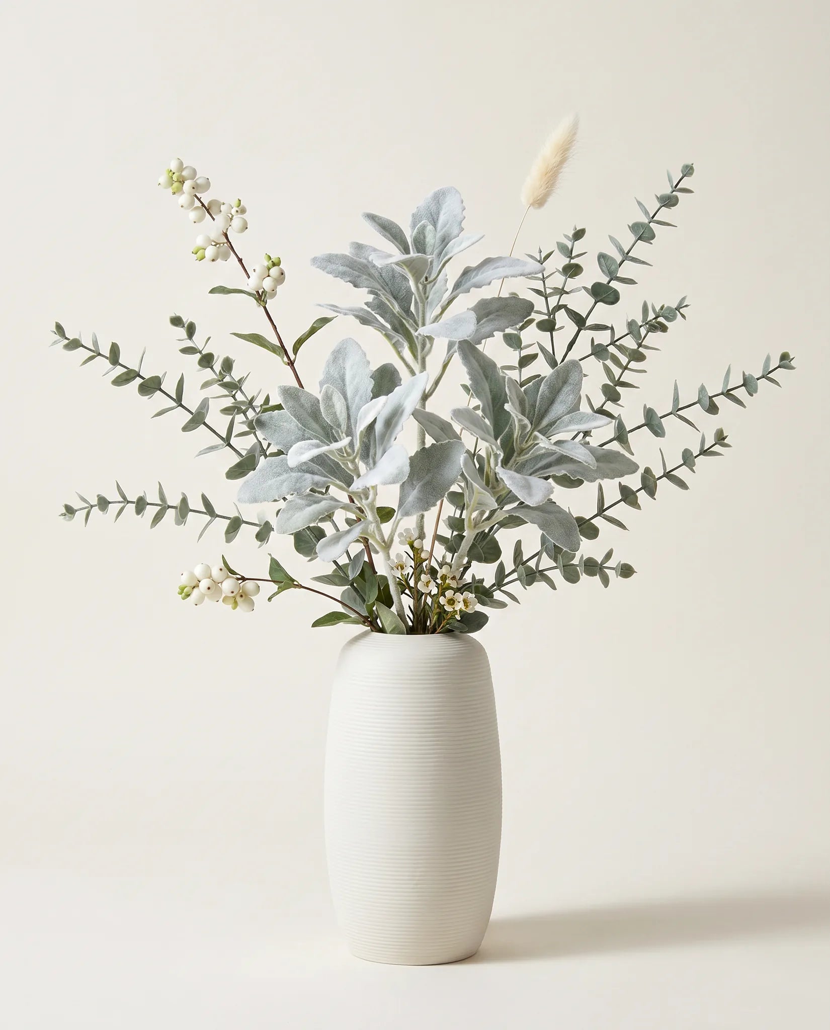 Branches artificielles de symphorine, fleur de cire et cinéraire argent et blanc en gros plan