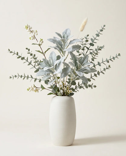 Vase céramique blanc crème strié avec feuillage de cinéraire argenté et eucalyptus artificiel