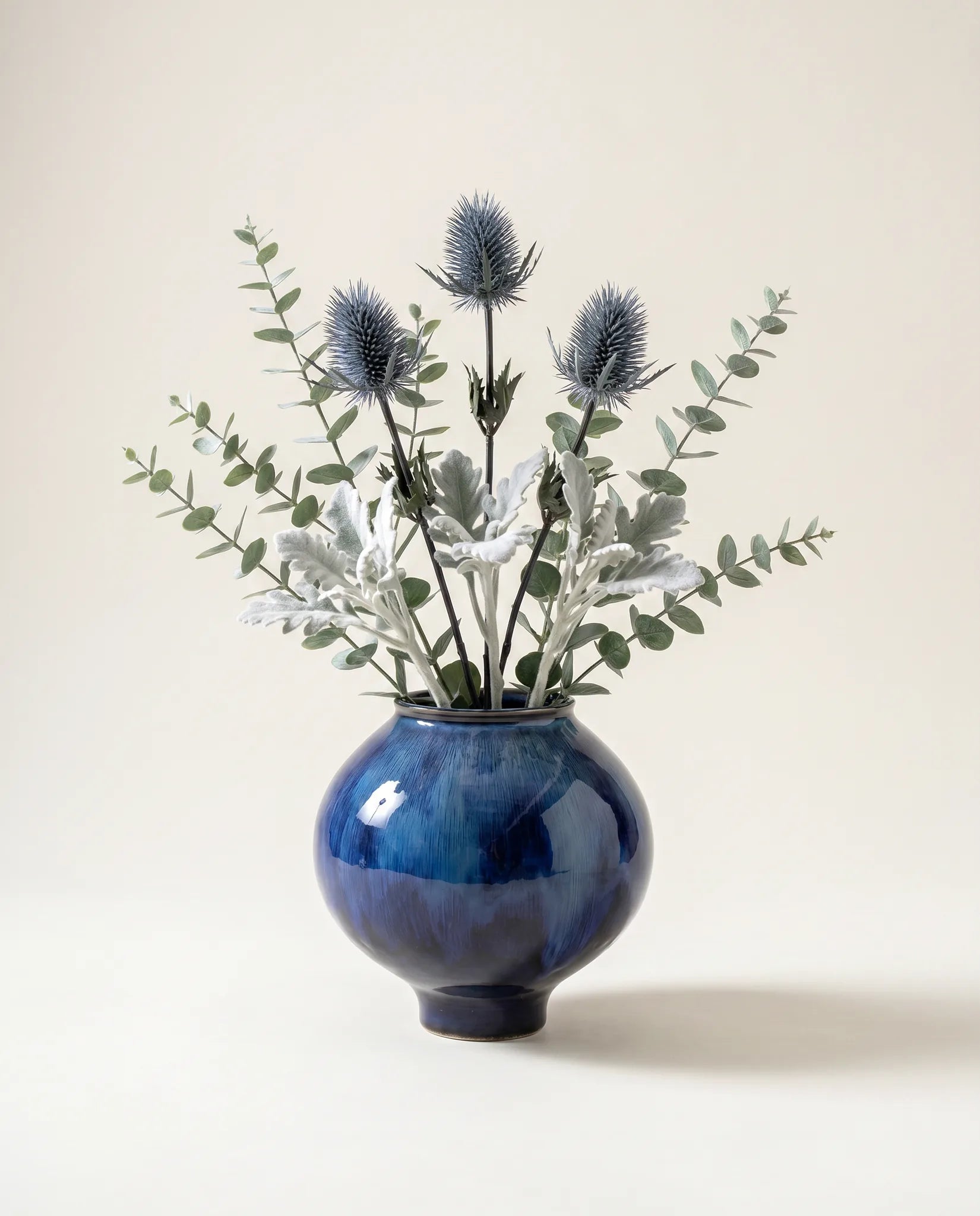 Feuillage artificiel de chardons bleus et eucalyptus vert argenté en gros plan