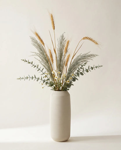 Vase céramique blanc crème strié avec branchages de blé et graminées dorées artificiels
