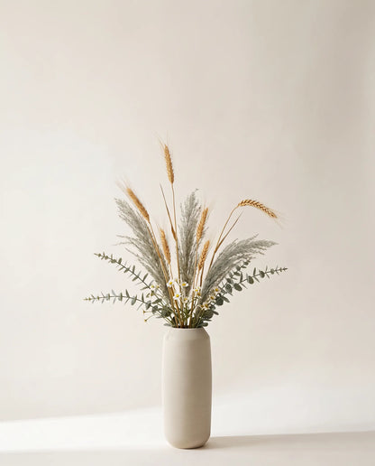 Plante artificielle d'eucalyptus, pennisetum et blé doré et vert-gris dans un vase en céramique