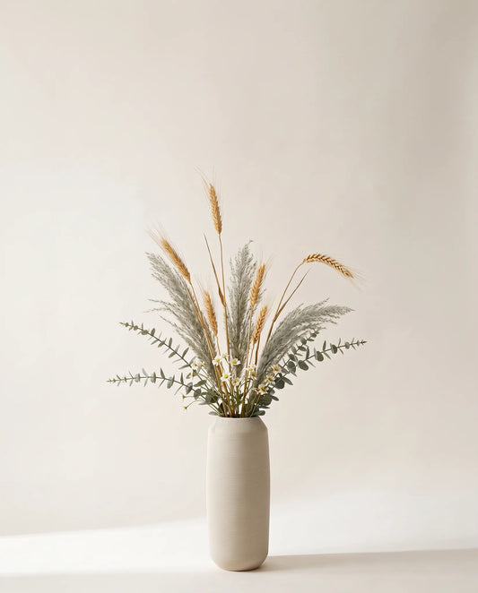 Plante artificielle d'eucalyptus, pennisetum et blé doré et vert-gris dans un vase en céramique