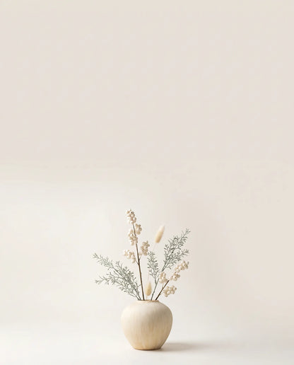 Petite plante artificielle de symphorine dans un vase en céramique