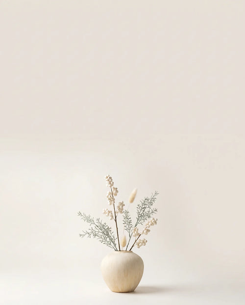 Petite plante artificielle de symphorine dans un vase en céramique
