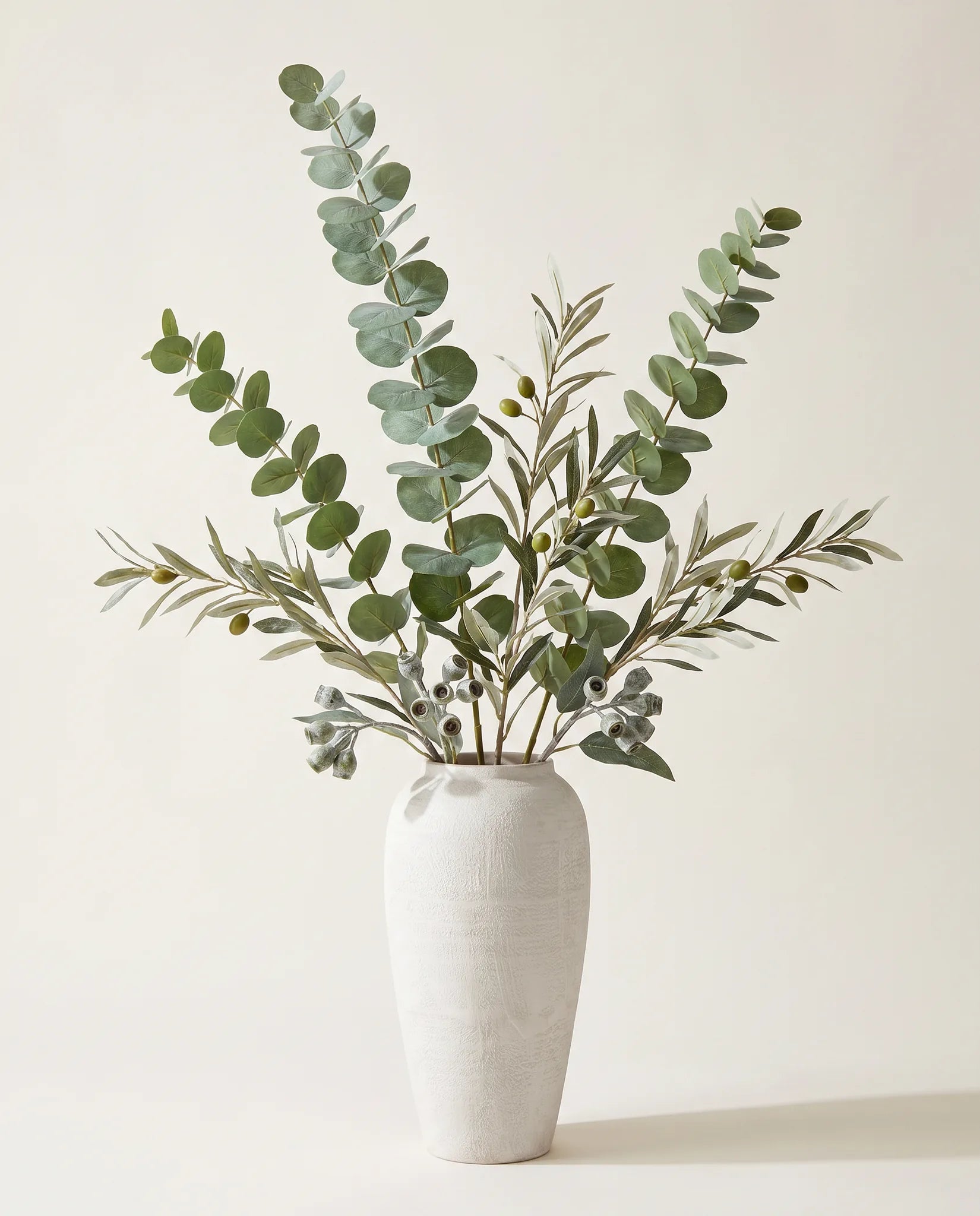 Vase céramique effet pierre avec branchages d'eucalyptus et olivier vert-gris artificiels