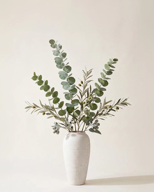 Branches artificielles d'eucalyptus et olivier dans un vase en céramique