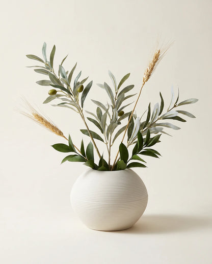 Petite plante artificielle d'olivier, ruscus et blé vert-olive et doré en gros plan