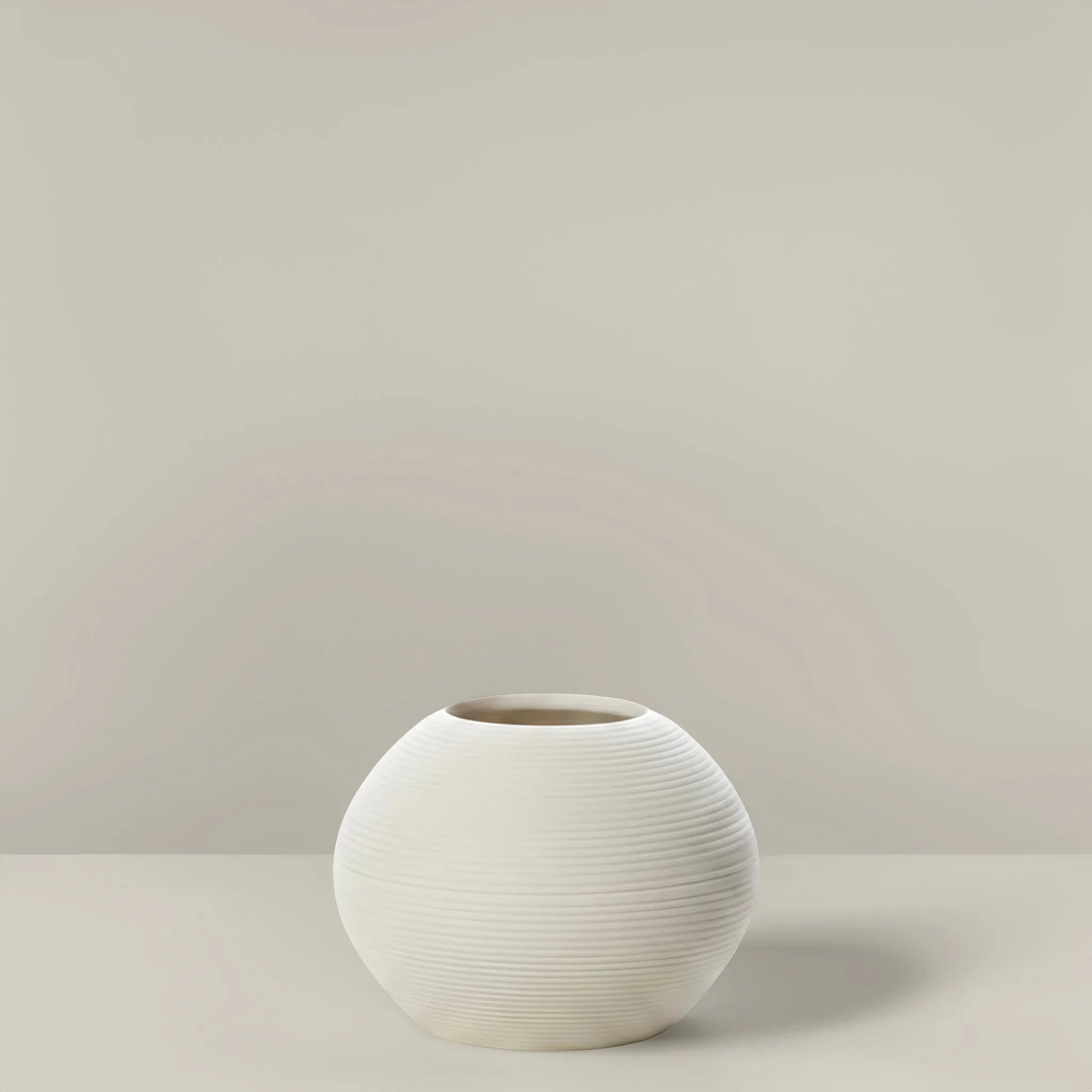 Vase céramique blanc crème strié, boule H 11 cm