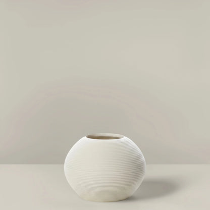 Vase céramique blanc crème strié, boule H 11 cm