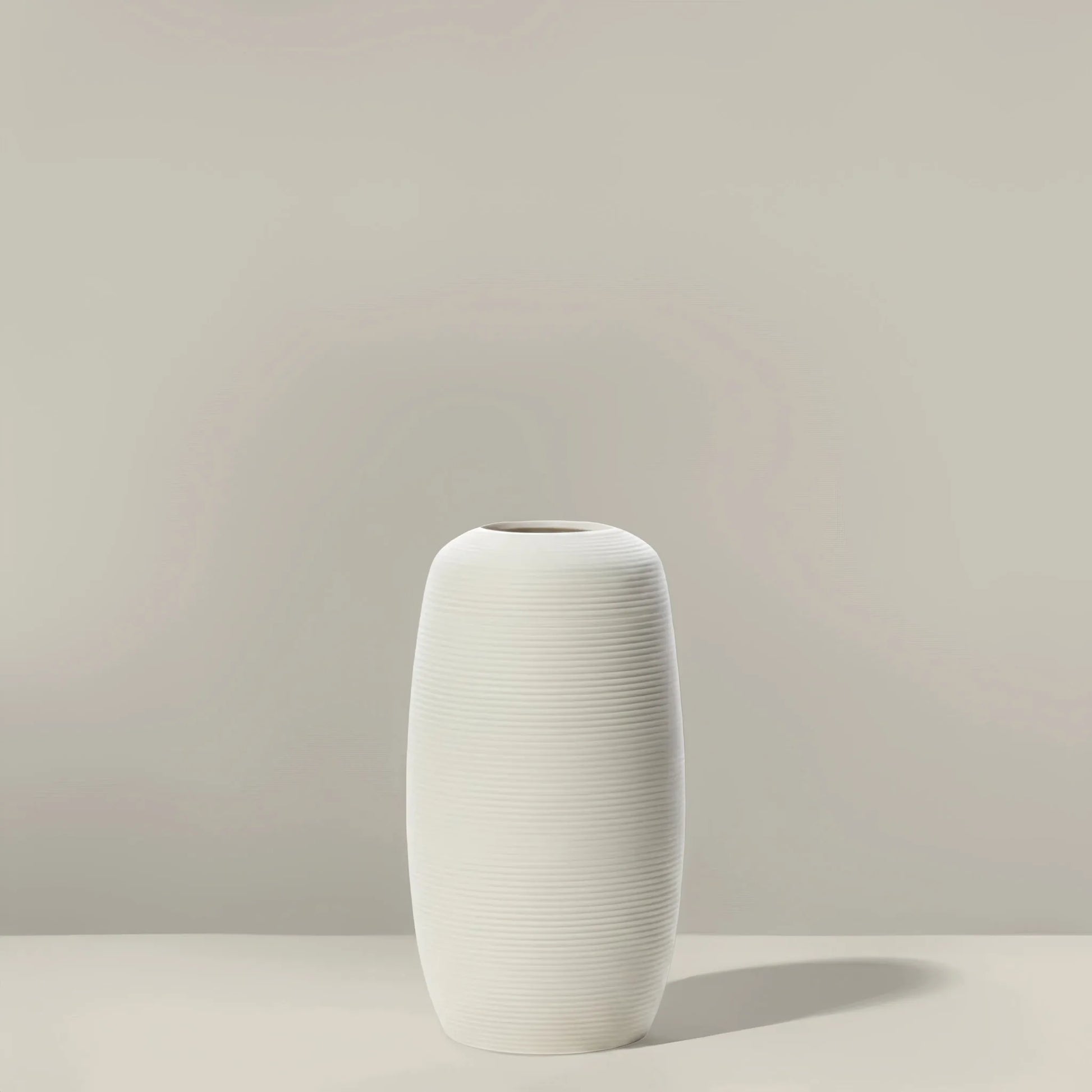 Vase céramique blanc crème strié, cylindre H 20 cm