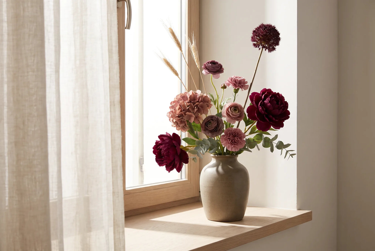 Bouquet de fleurs artificielles en pleine lumière devant une fenêtre, couleurs intactes