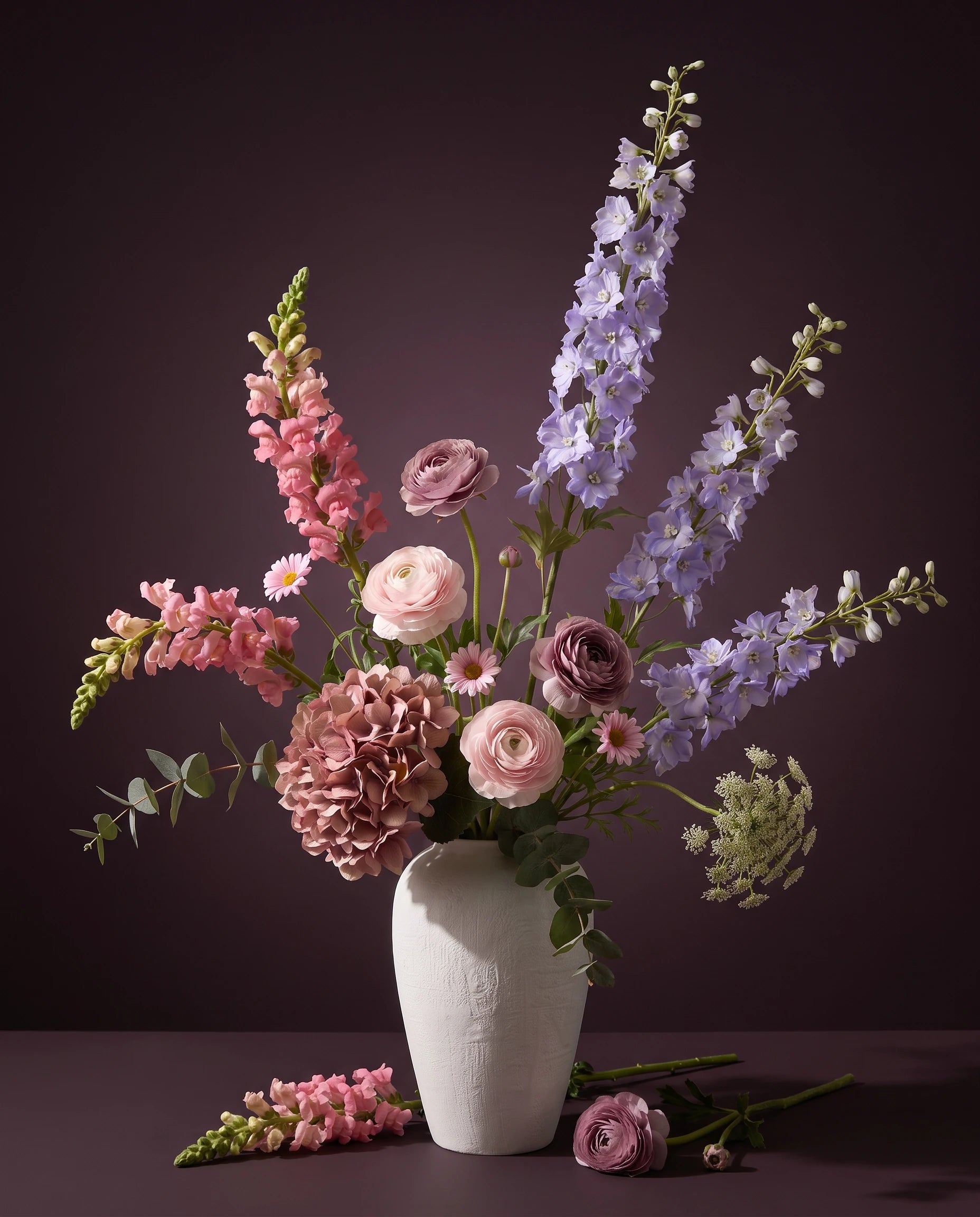 Bouquet de fleurs artificielles prune, cadrage vertical mobile pour la page d'accueil